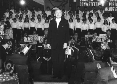 Dziś, 29 kwietnia 2020, mija 26 rocznica śmierci założyciela Chóru Resonans con tutti- Norberta Grzegorza Kroczka. Niech uśmiechnięta twarz Profesora przypomni nam tego wspaniałego człowieka. Panie Profesorze, czuwaj nad nami...czujemy Twoje wsparcie